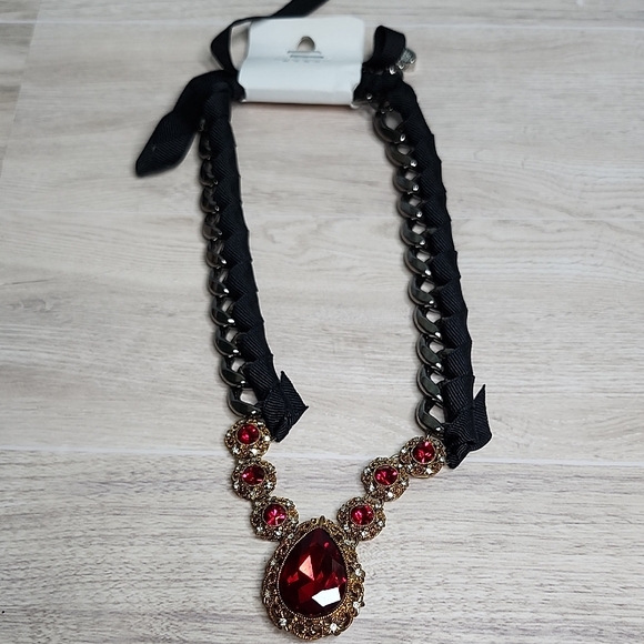 Elegant Red‎ and Gold Necklace - Picture 1 of 4